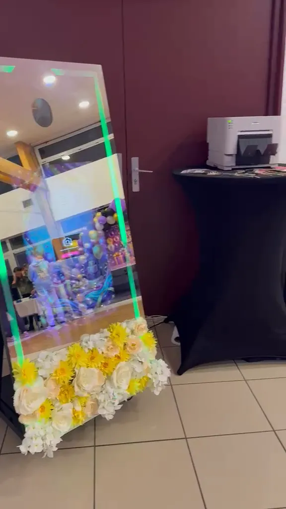 Photo : photobooth WAWA en soirée, fleurs jaunes et blanches